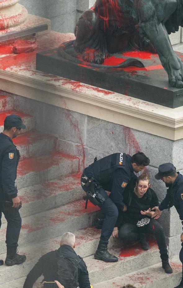 Detenidos ocho activistas climáticos tras teñir de rojo la fachada y un