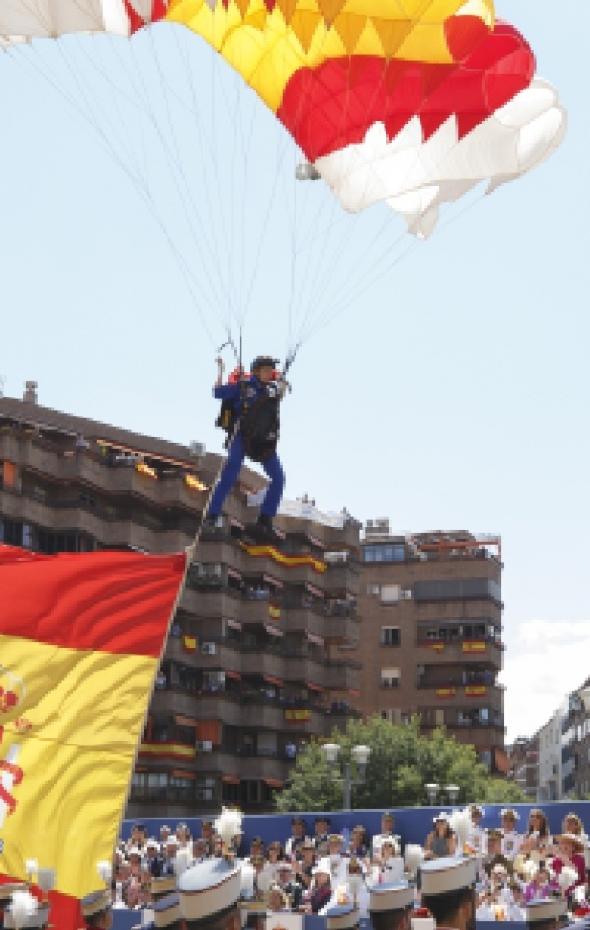 Carmen Gómez Hurtado la primera mujer que salta con la bandera de