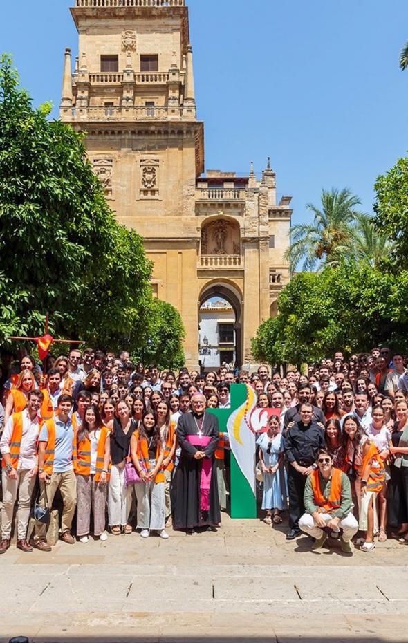 El obispo de Córdoba dice que los jóvenes lo pasan bien por ser