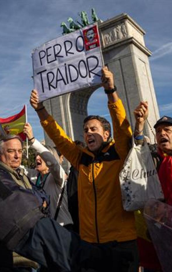 Cientos De Personas Se Concentran En Ferraz Tras Cortar La A Y Tratar