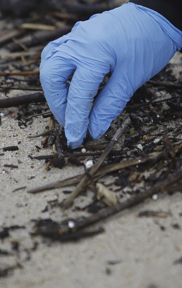 Aparecen Pellets En Una Playa Espa Ola A Casi Kil Metros De Galicia