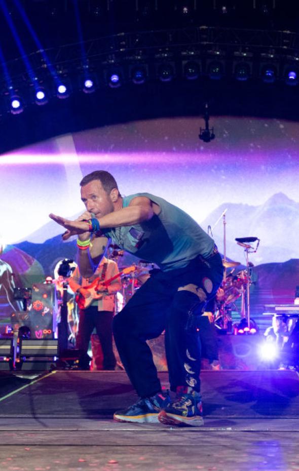 Coldplay Arrasa En Glastonbury Con Michael J Fox A La Guitarra