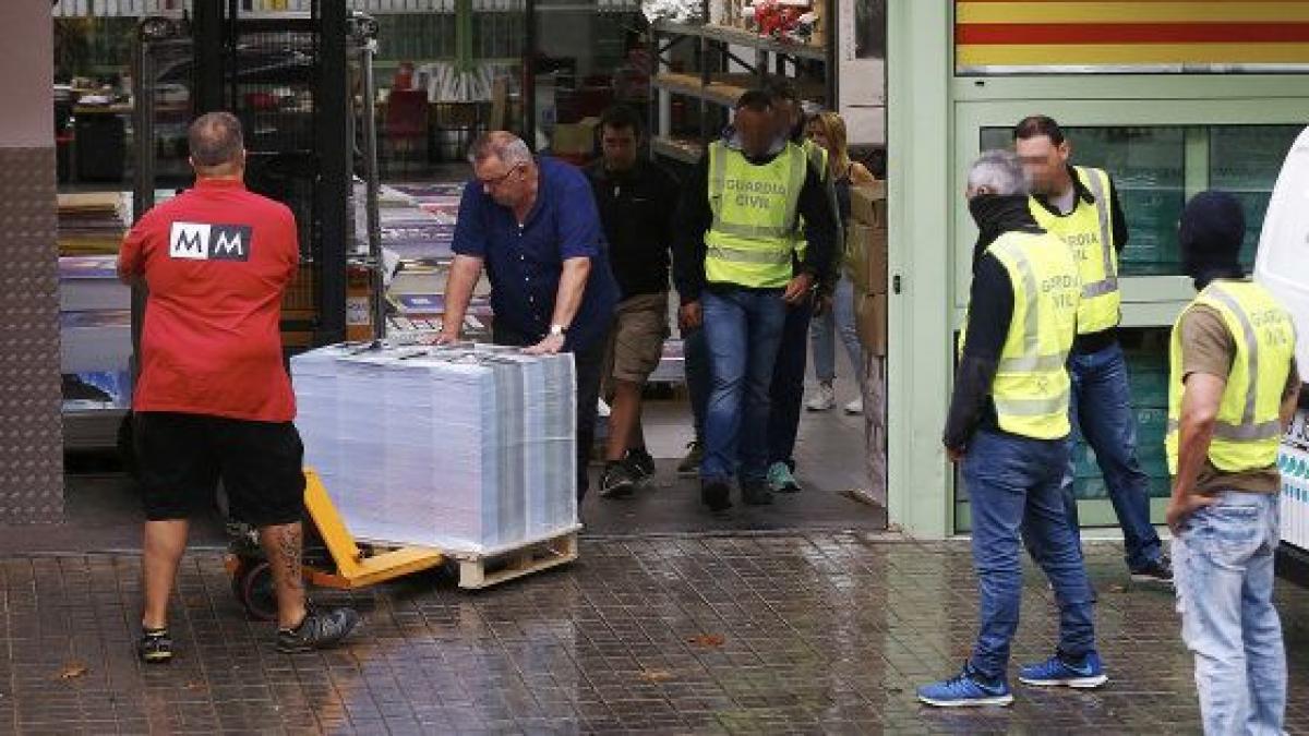 La Guardia Civil Requisa 100 000 Carteles Del 1 O En Una Nave De Barcelona