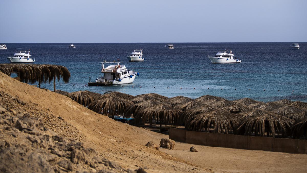 Tres turistas británicos desaparecidos tras un incendio en un barco de