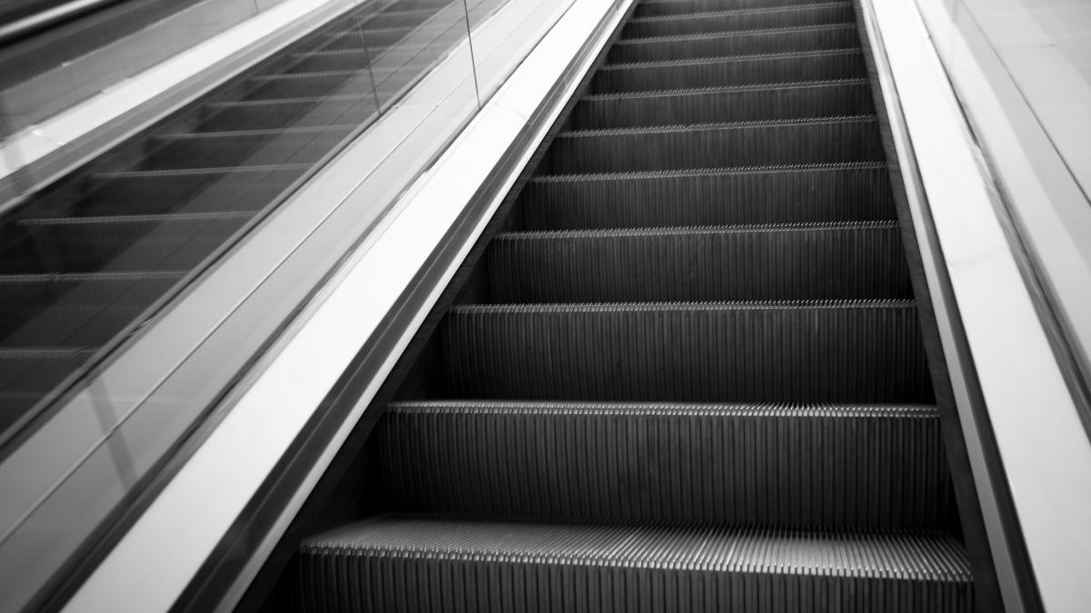 Un experto alerta sobre las escaleras mecánicas mucha gente hace esto