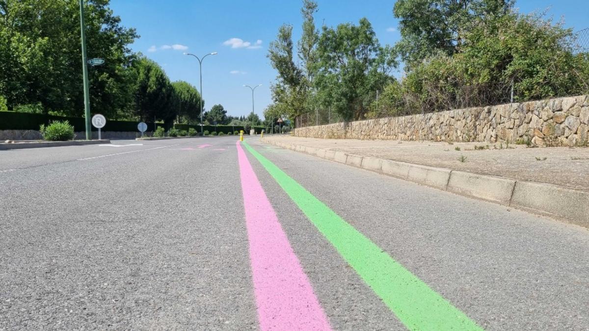 La Dgt Sorprende Con Las Extra As Rayas Verdes Y Rosas En Las Carreteras