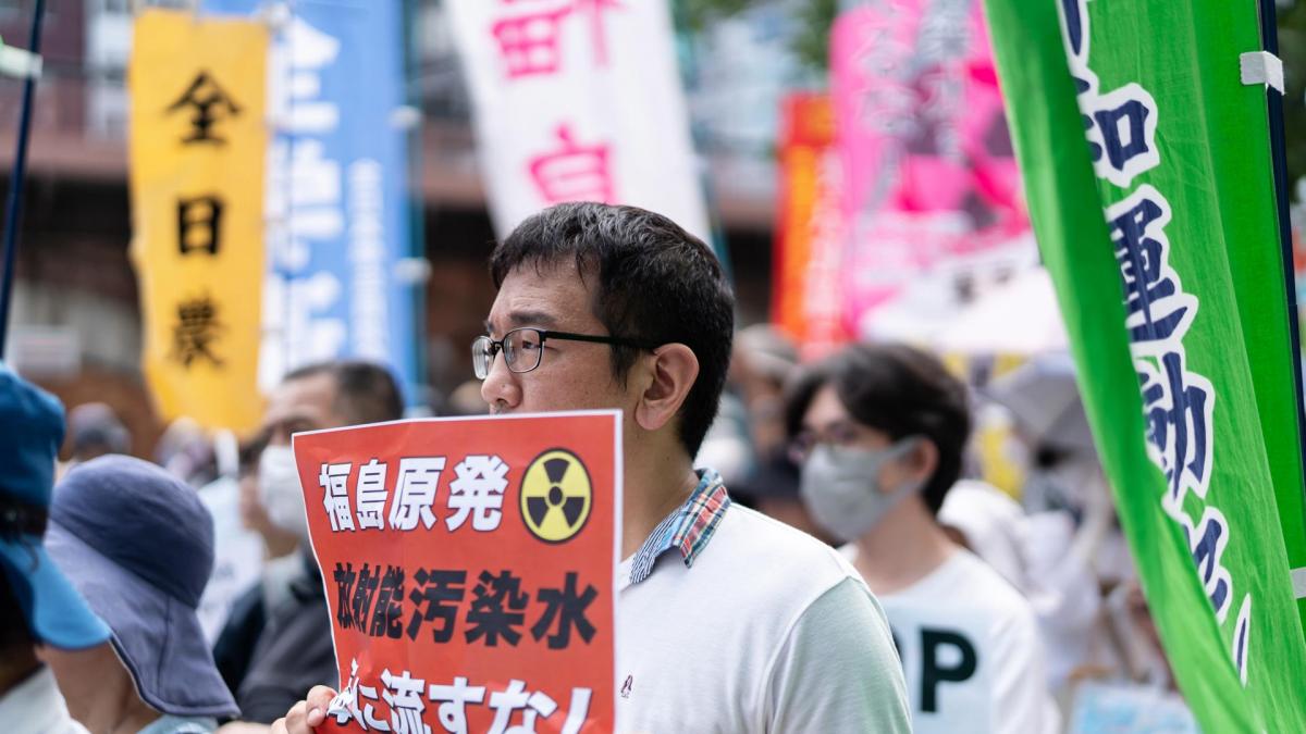 Japón ignora las protestas y comienza a verter agua de la central