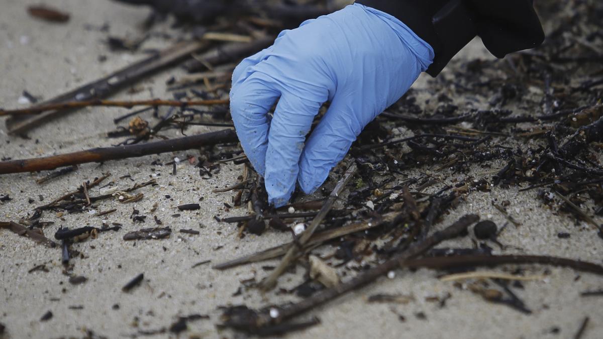 Aparecen Pellets En Una Playa Espa Ola A Casi Kil Metros De Galicia