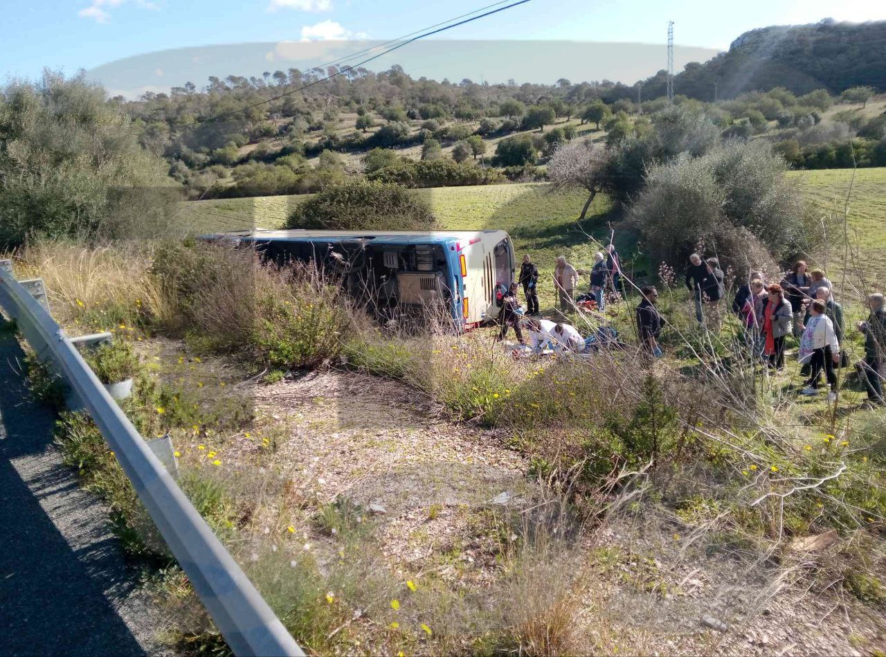 Al menos 13 heridos al volcar un autobús del Imserso al este de Mallorca