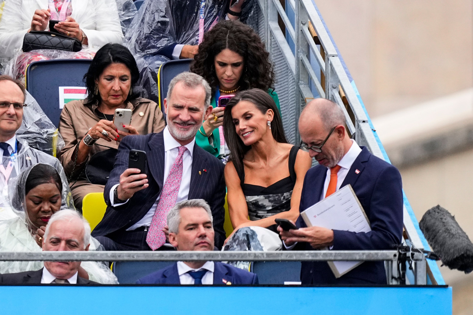 El Entusiasmo Bajo La Lluvia De Felipe Y Letizia Al Paso De La