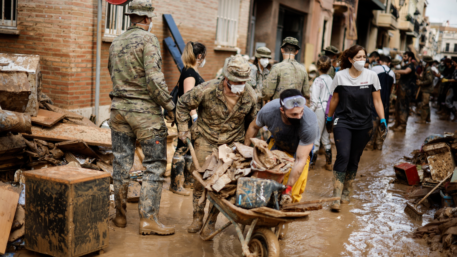 Regreso Al Palacio Real Y Una Foto De Los Voluntarios De La DANA Los