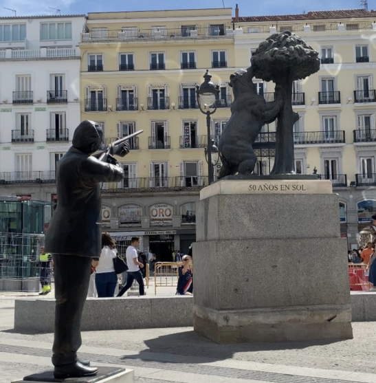 La escultura del rey Juan Carlos I apuntando al Oso y el Madroño