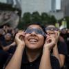 Estudiantes observan un eclipse de sol parcial registrado en Chicago hace un año.