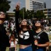 Imagen de archivo de un grupo de personas presenciando un eclipse solar desde México.