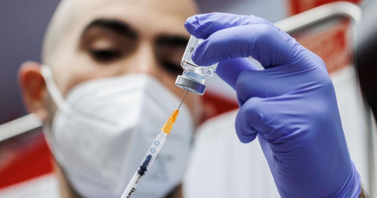 Un sanitario prepara una dosis de la vacuna contra el coronavirus.