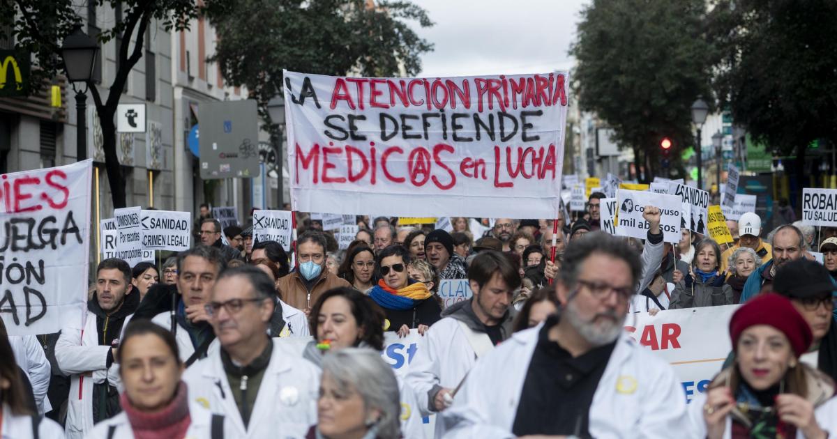 MADRID, SPAIN - DECEMBER 21: Hundreds of doctors and pediatricians hold placards during a demonstration on December 21, 2022, in Madrid, Spain. Striking primary care doctors and pediatricians are once again marching through the streets of downtown Madrid, coinciding with the first month of indefinite strikes for almost 5,000 professionals in this first level of care. In the framework of this fifth week of strikes, tomorrow, December 22nd, a new edition of the so-called 'White Night' will take place in the health centers, with lock-ins like the ones that already took place last week in more than a dozen centers. During this month of strike, there have been five meetings between both parties to try to bring positions closer without reaching an agreement and with a sixth appointment in the air, waiting to close a date for this new meeting. (Photo By Alberto Ortega/Europa Press via Getty Images)