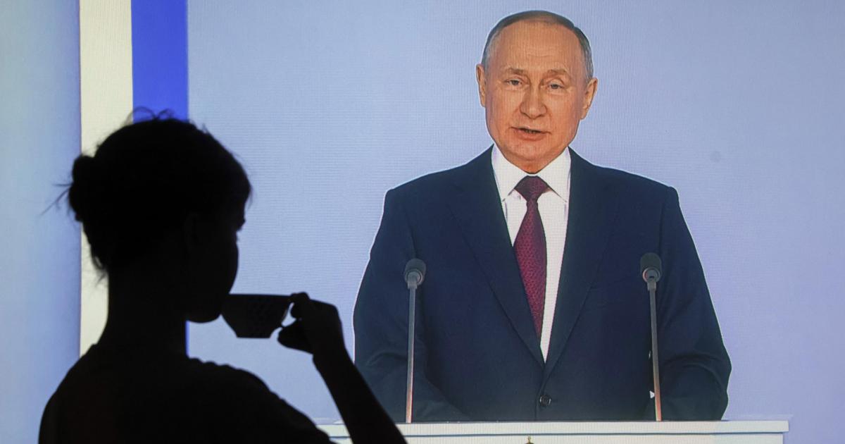 Silueta de una mujer bebiendo té mientras ve el discurso anual del presidente ruso, Vladímir Putin, en la Duma.