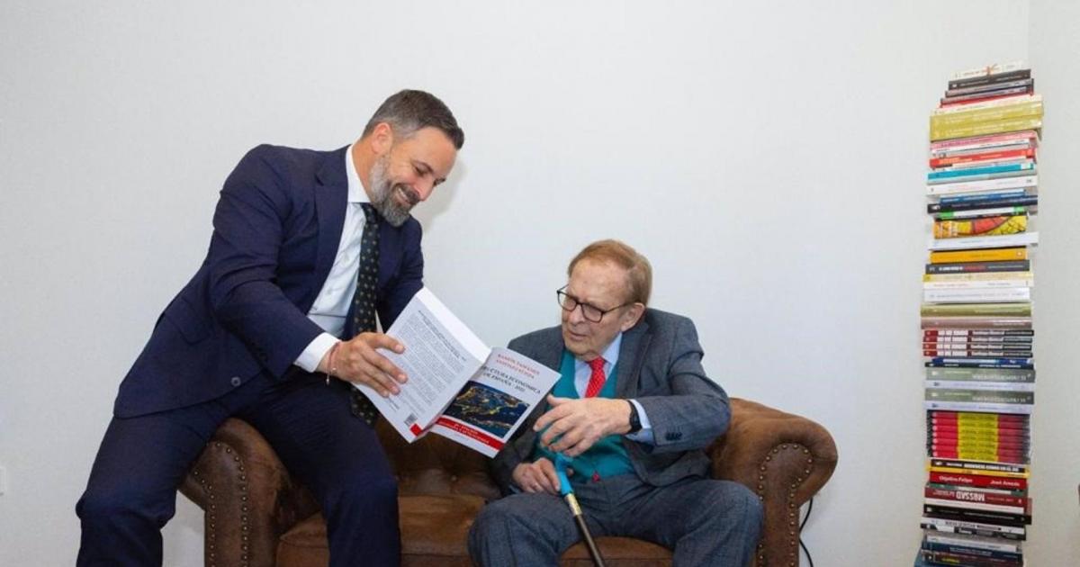 El presidente de la formación de ultraderecha Vox, Santiago Abascal, junto al candidato de la moción de censura, Ramón Tamames.
POLITICA 
VOX