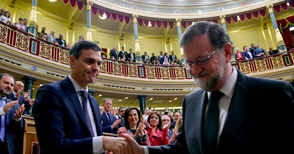 Pedro Sánchez saluda a Mariano Rajoy tras la moción de censura de 2018.