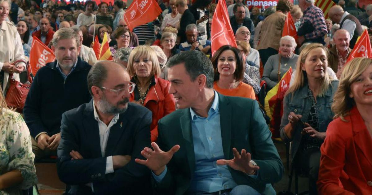 Pedro Sánchez y Javier Lambán, presidente de Aragón, en un mitin del PSOE.