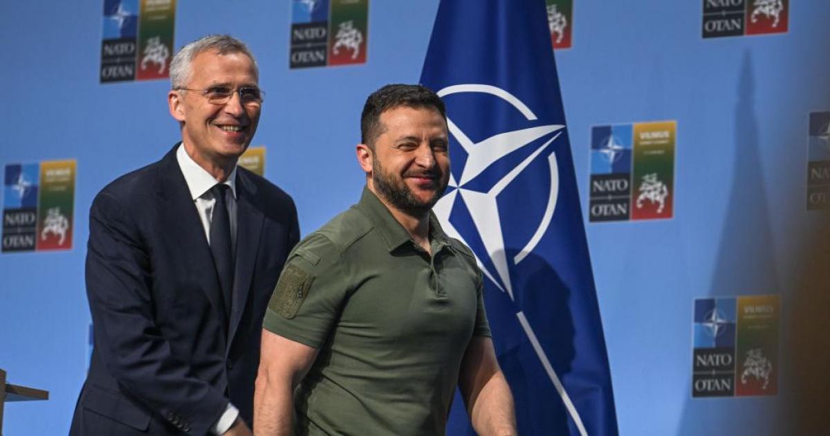 Volodimir Zelenski guiña un ojo a la prensa traas su comparecencia junto a Jens Stoltenberg en la Cumbre de la OTAN en Vilna