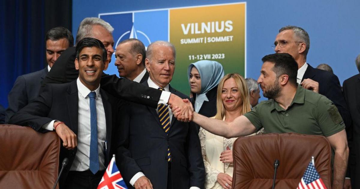 Zelenski se saluda con los miembros de la OTAN en la segunda jornada de la cumbre en Vilna