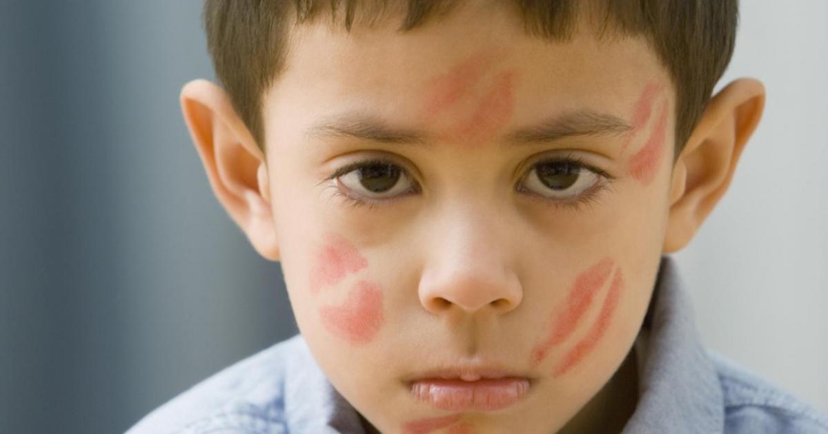 Imagen de archivo de un niño con marcas de besos.