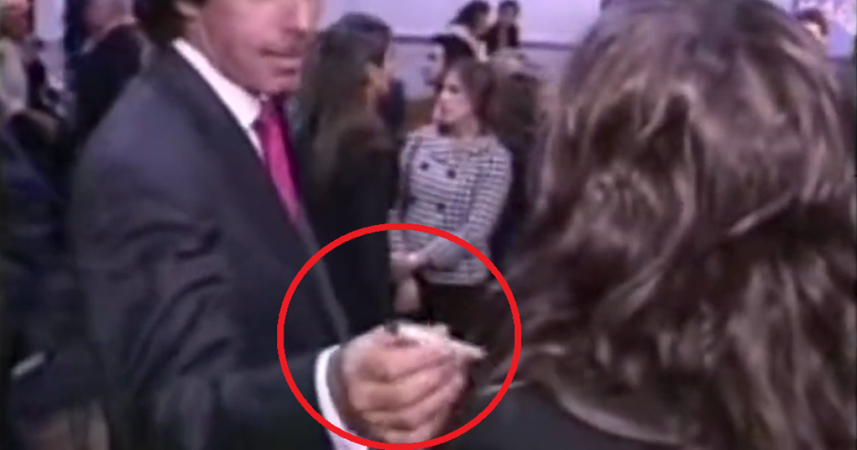 Momento del vídeo del expresidente del Gobierno José María Aznar, con una periodista de 'Cuatro'.