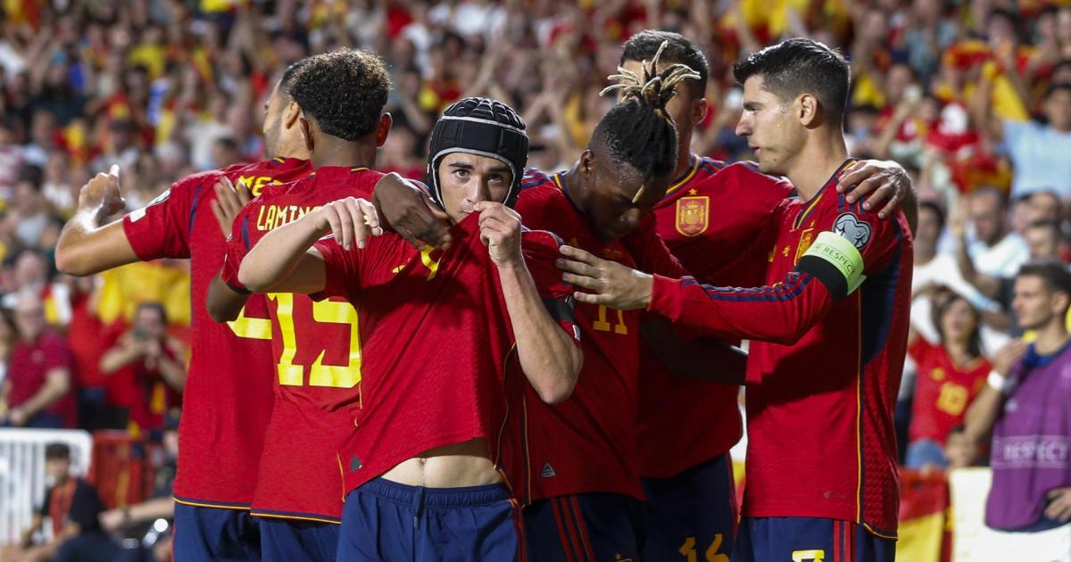 Los jugadores de la selección española celebran el gol inicial de Gavi