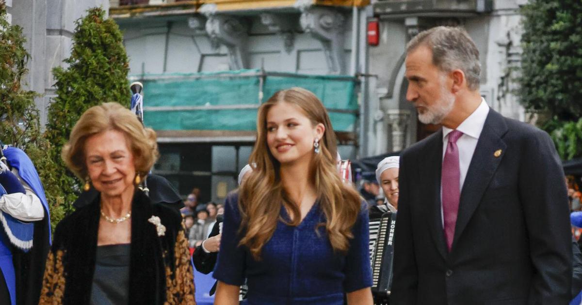 Leonor, escoltada por su padre y la reina emérita, entrando en el teatro Campoamor de Oviedo.