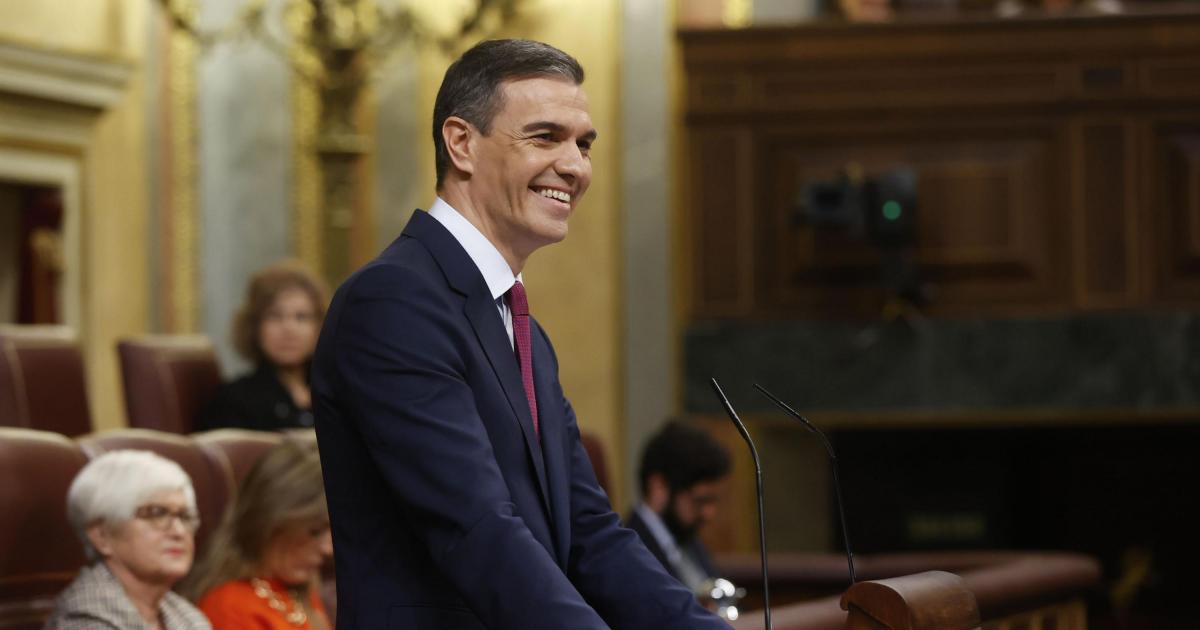 El presidente del Gobierno en funciones, Pedro Sánchez, se dirige a la Cámara en el primer día del debate de su investidura.