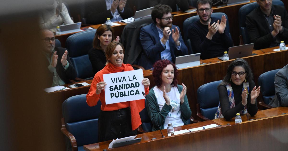 Mónica García con un cartel que reza 'viva la sanidad pública'.