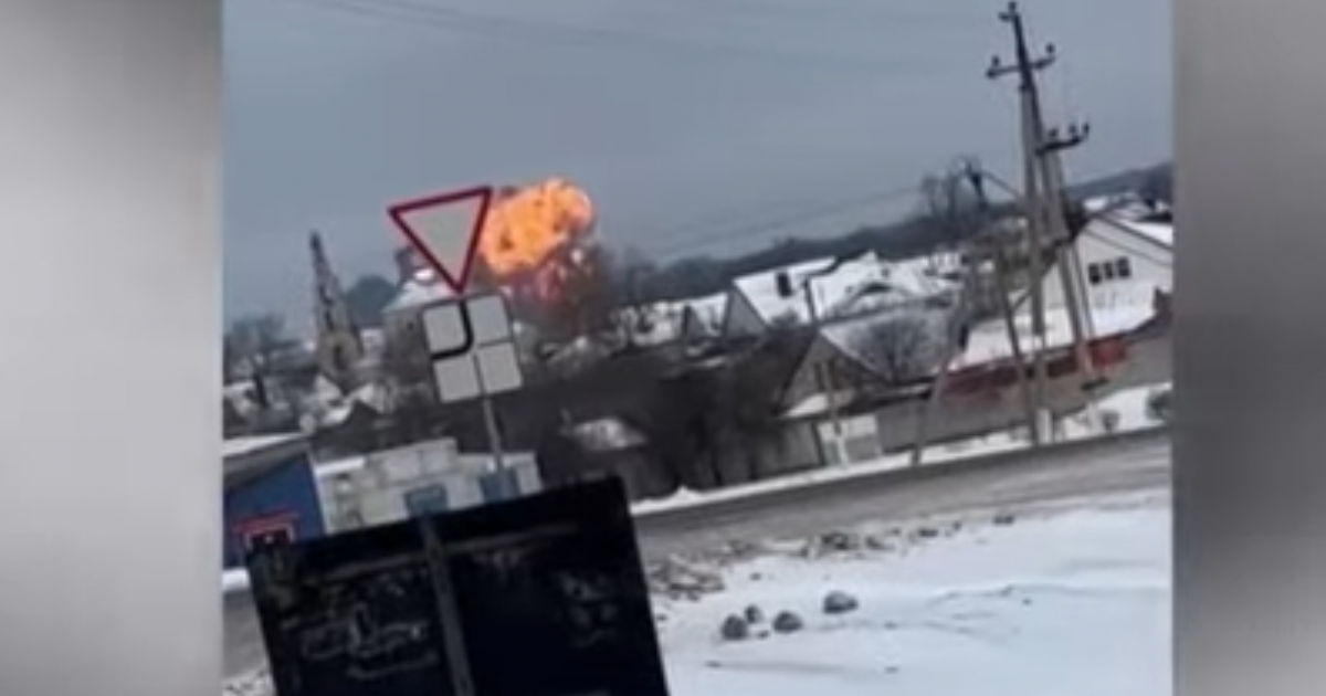 Captura de unos de los vídeos del momento en el que se estrella el avión militar ruso.