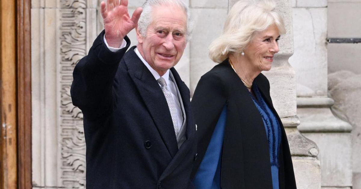Carlos III, saludando tras recibir el alta hospitalaria este lunes.