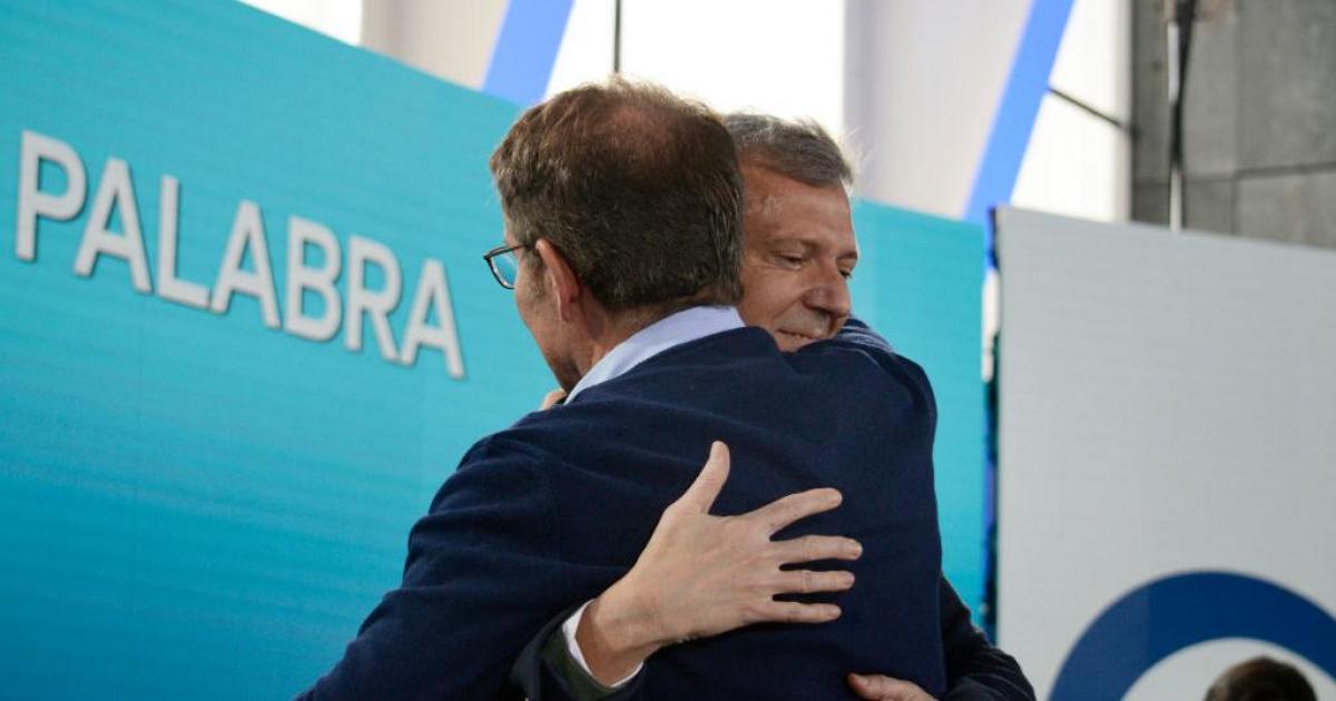 Alberto Núñez Feijóo abraza a Alfonso Rueda en un acto electoral del Partido Popular.