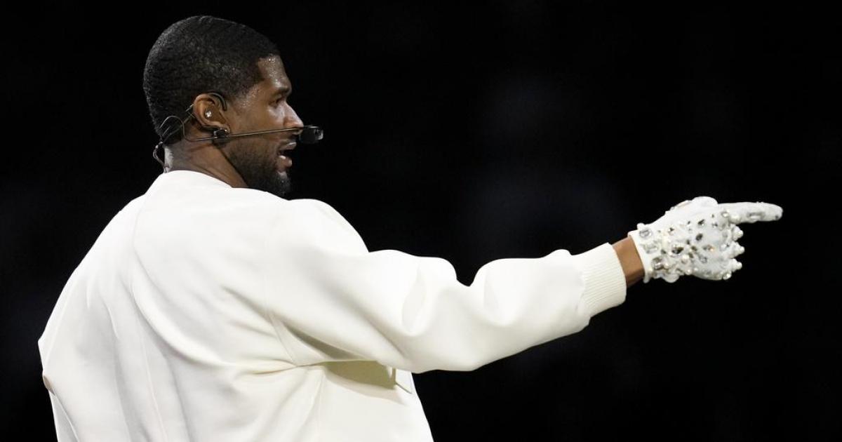 Usher en su actuación del descanso de la final de la Super Bowl 2024.