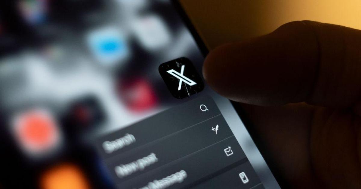 Un usuario pulsa la pantalla de su teléfono móvil para abrir la app de la red social 'X'.