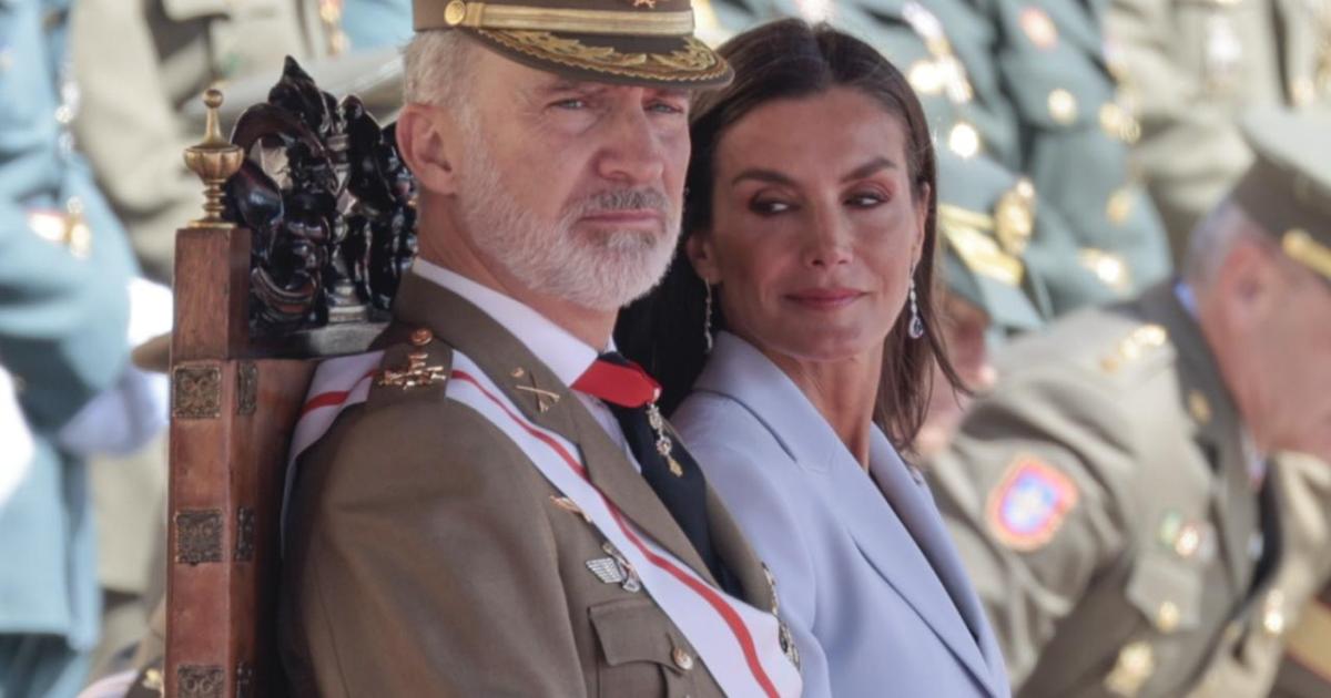 Los reyes Felipe y Letizia en el 40º aniversario de la jura de bandera de la 44ª promoción de la Academia General Militar de Zaragoza.