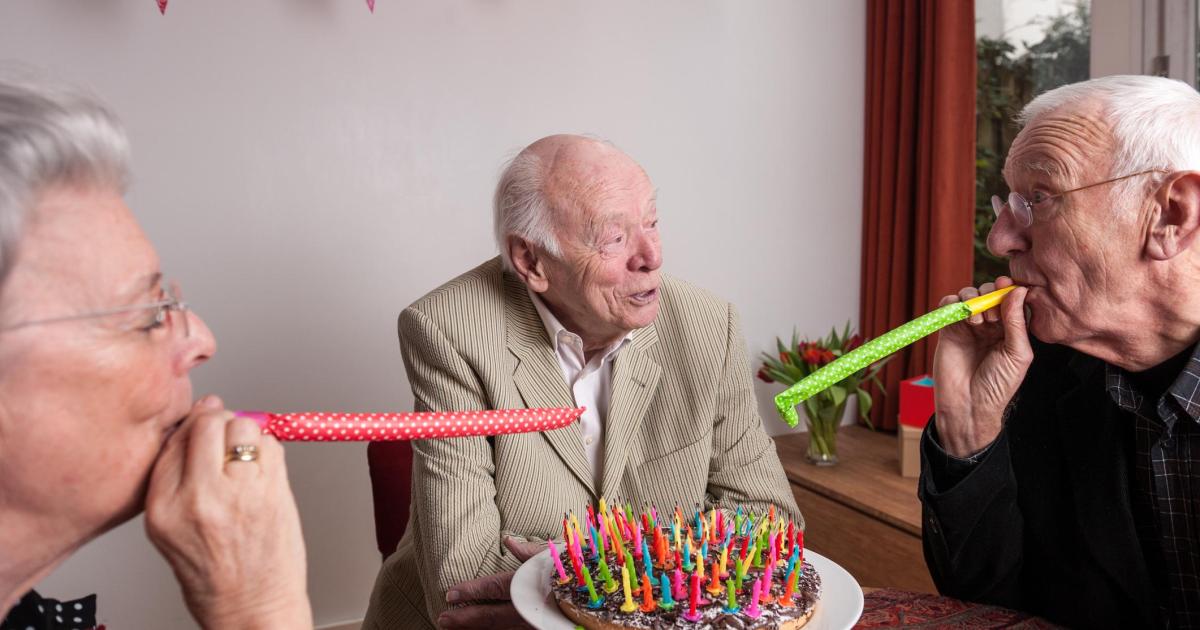Varias personas mayores celebrando un cumpleaños.