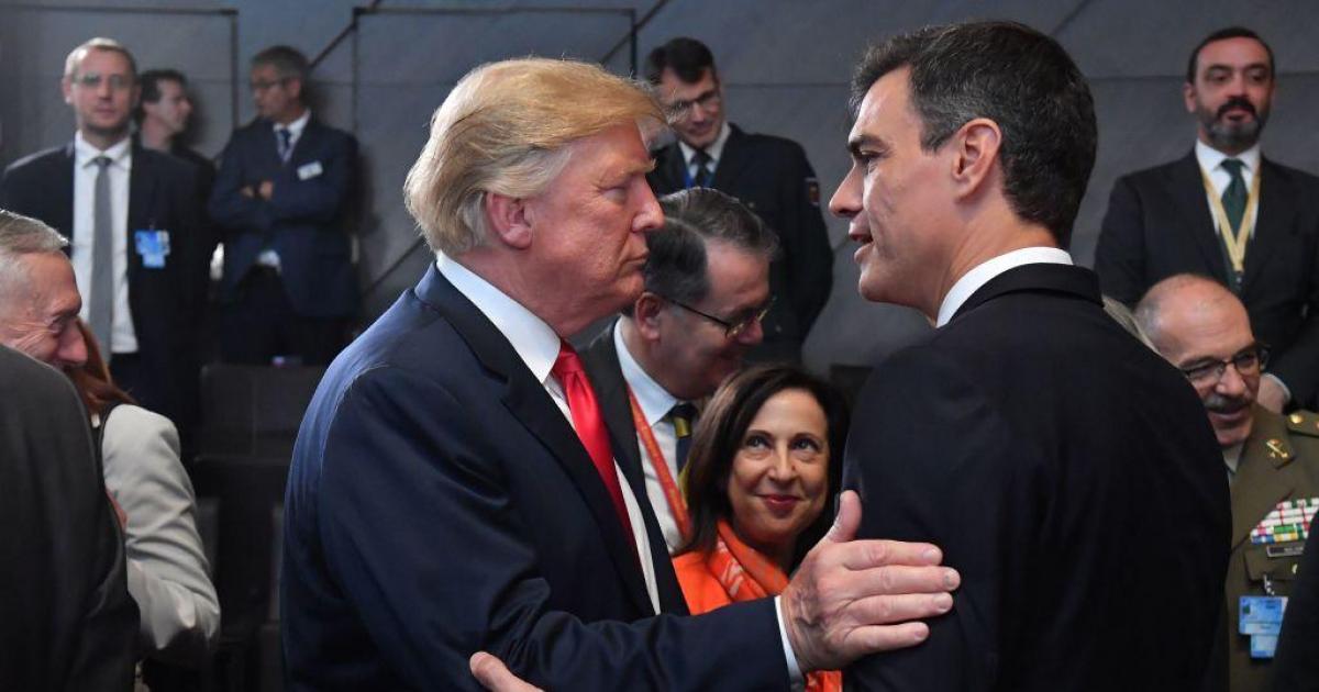 Donald Trump y Pedro Sánchez se saludan en una cumbre de la OTAN en 2018ºº