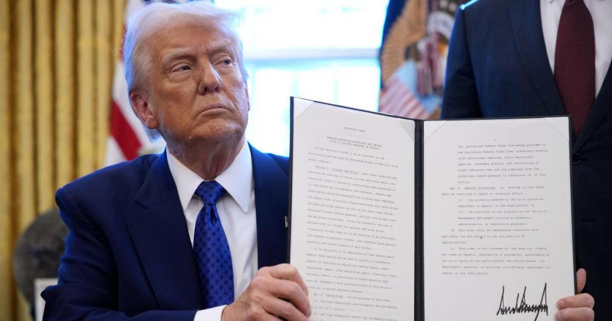 Donald Trump enseña una de sus ya famosas órdenes ejecutivas