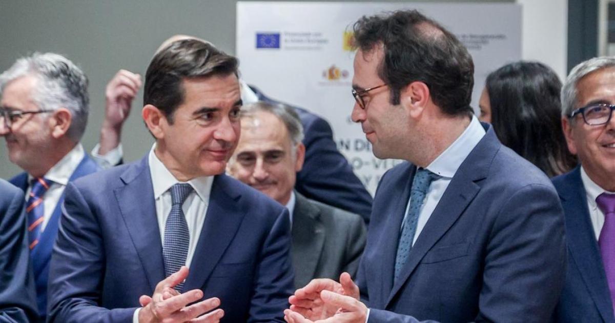 El CEO de BBVA, Carlos Torres, y el ministro de Economía, Empresa y Comercio, Carlos Cuerpo, en una foto de archivo.