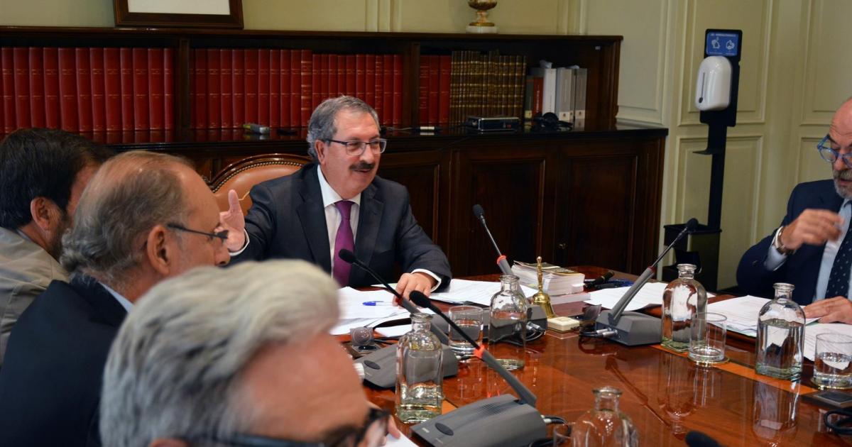 Rafael Mozo, con corbata morada, en una reunión del CGPJ