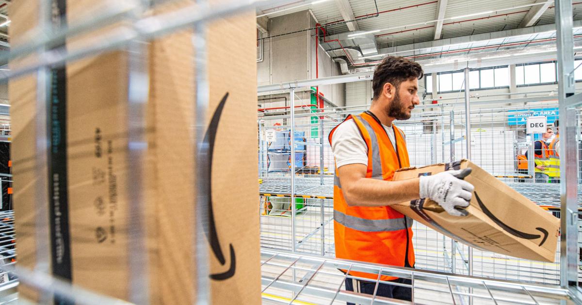 Un empleado de Amazon en un centro de reparto de Bélgica