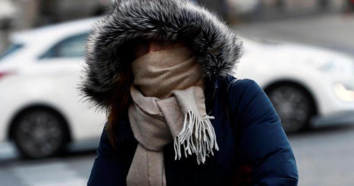 Una mujer se protege del frío.