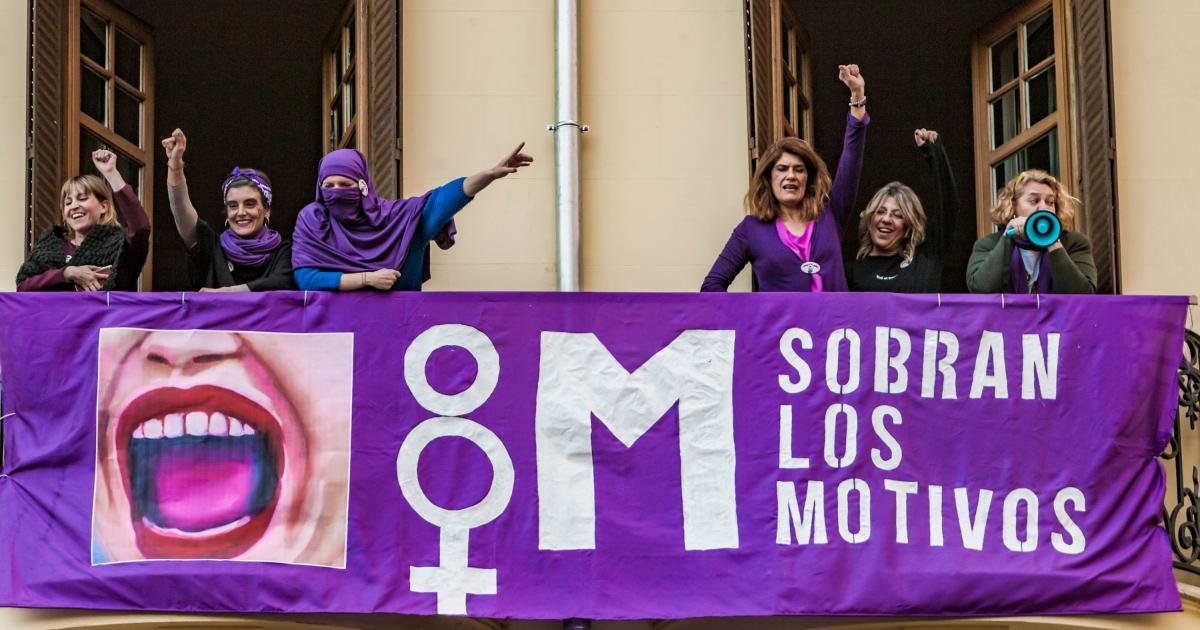 Mujeres tras una pancarta por el Día de la Mujer en el 8-M en Madrid.