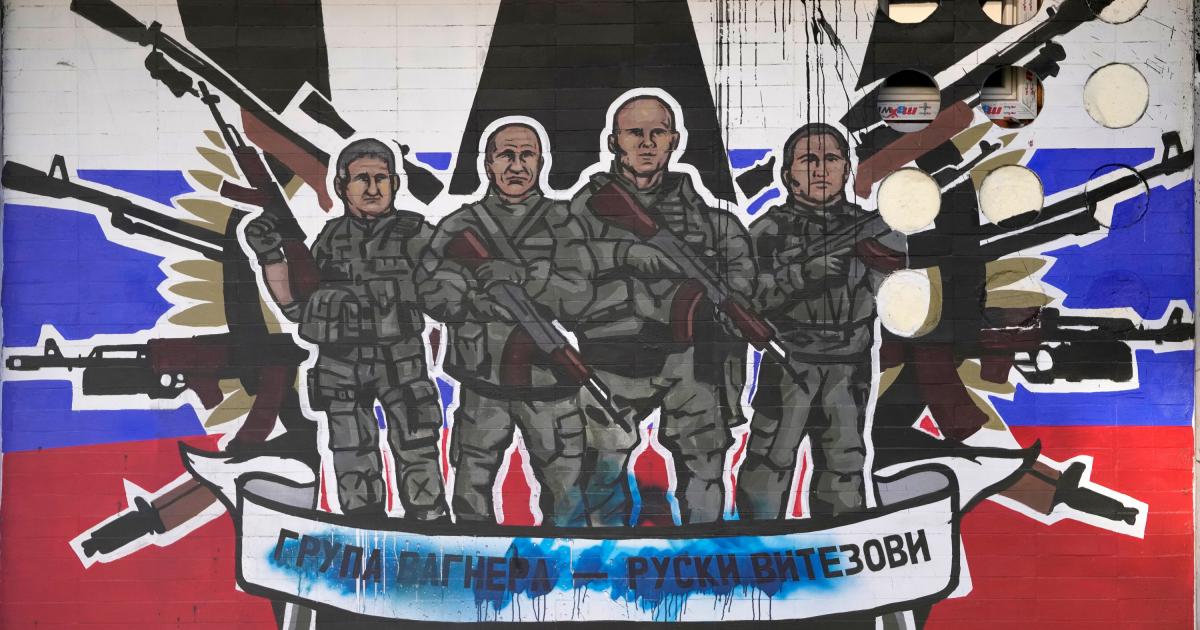 Un mural en honor de los mercenarios del Grupo Wagner, a los que llama "caballeros"; vandalizado en Belgrado (Serbia), el pasado 13 de enero. 