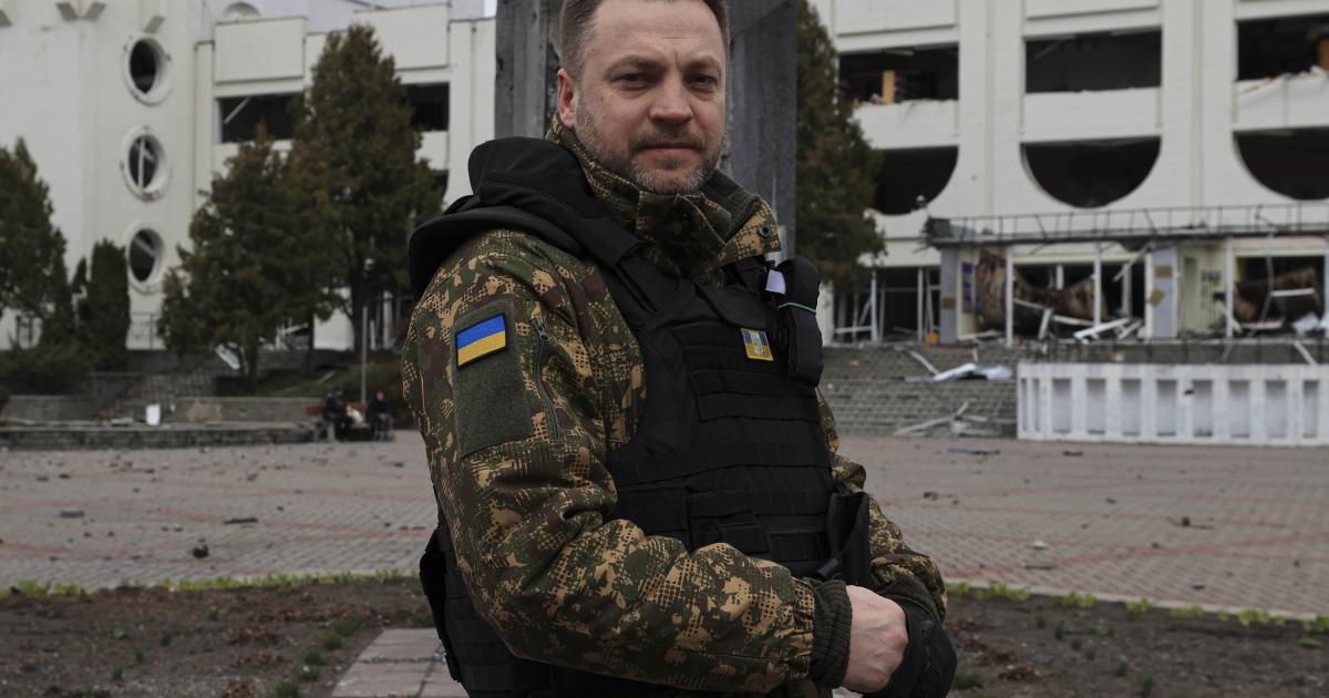 Denis Monastyrsky, el 6 de marzo de 2022, visitando a las tropas ucranianas en Borodyanka.