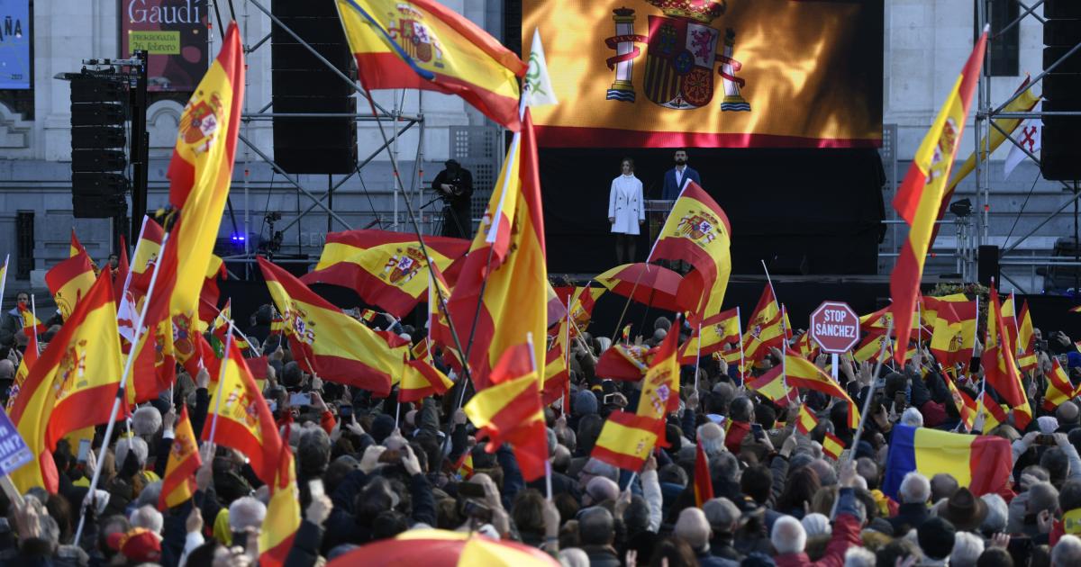 Miles de personas llenan esta sábado la plaza de Cibeles de Madrid con banderas de España
