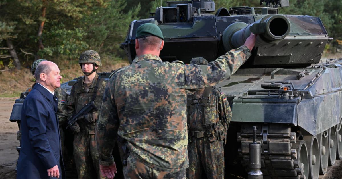 Olaf Scholz pasa revista a un Leopard 2 en presencia de varios soldados alemanes